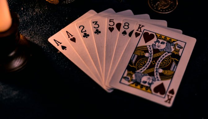 Layar permainan slot di winlotre dengan tampilan simbol dan putar